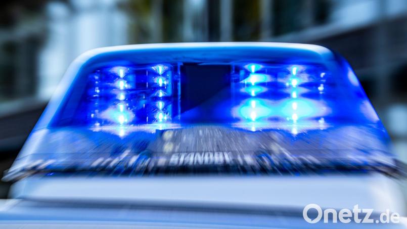 Nach drei Kilometern, die die Polizei einem Traktorgespann hinterherfuhr, stoppten es die Beamten. Der Fahrer war zu schnell unterwegs. Symbolbild: David Inderlied/dpa