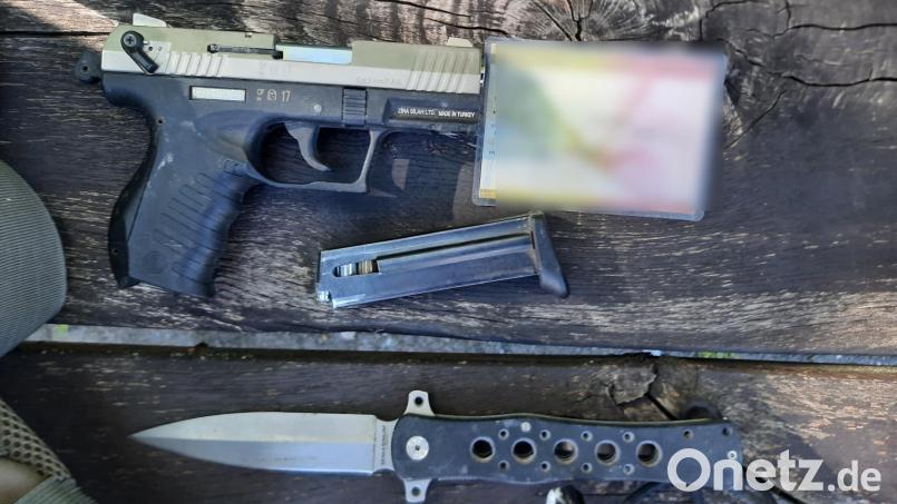 Die Bundespolizei entdeckte bei einem 30-Jährigen ein Messer und eine Pistole. Bild: Bundespolizei, exb