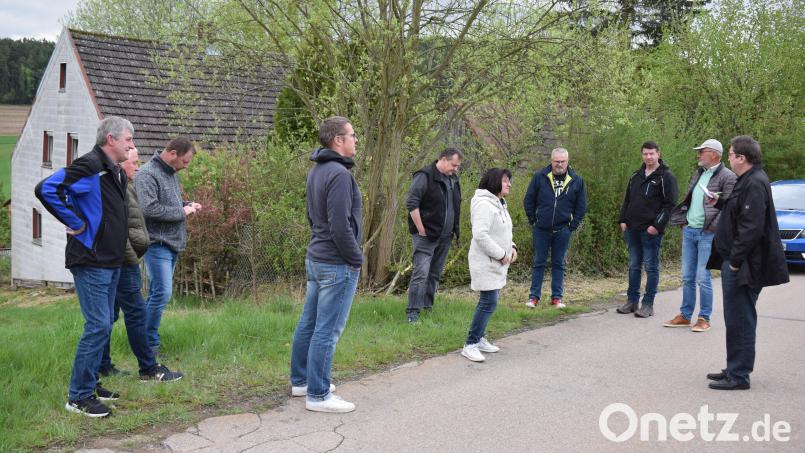 Das kleine Wohnhaus in Bierlhof sollte ursprünglich abgerissen werden, um Platz für Neues zu schaffen. Jetzt möchte es ein Interessent renovieren. Der Gemeinderat macht sich vor Ort ein Bild. Bild: bnr