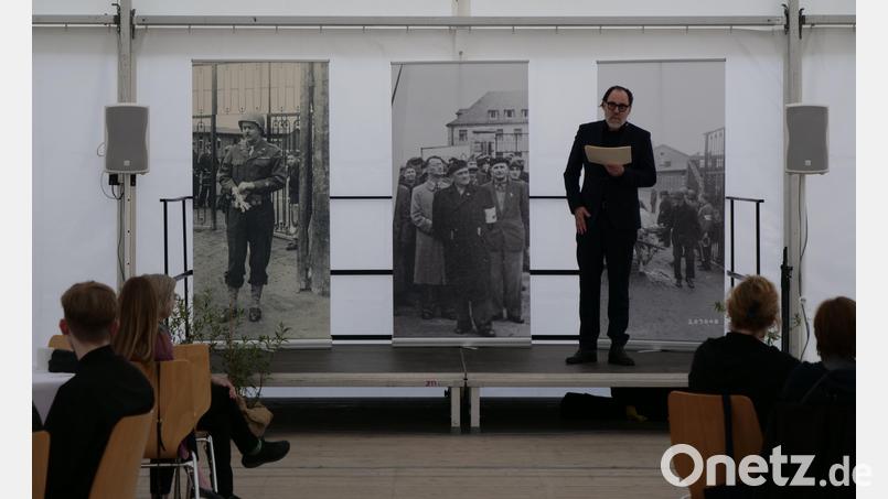 Thomas Loibl las aus Berichten von Häftlingen, Befreiern und Bevölkerung zur Befreiung des Konzentrationslagers Flossenbürg vor 80 Jahren. Bild: Caroline Emig, exb
