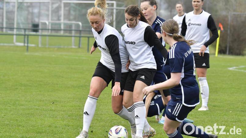 Anne Wagner (links, Szene aus einem früheren Spiel) und Marie Karpf (2.v.l.) vom TSV Theuern sichern in dieser Szene den Ball vor ihren Gegnerinnen. Gegen den FC Forstern setzte es am vergangenen Wochenende eine deutlich 1:5-Pleite. Archivbild: Hubert Ziegler