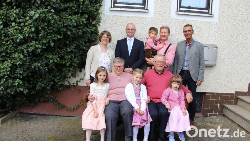 Die Freude über die Goldene Hochzeit teilen Gerlinde und Georg Ertel mit (hinten, von links) Tochter Gitte, den Söhnen Gilbert und Gerald (mit Enkel Leopold), sowie Bürgermeister Peter Achatzi. Das Jubelpaar umschwärmen die Enkelinnen Emilia, Maja und Magdalena (von links). Bild: ds