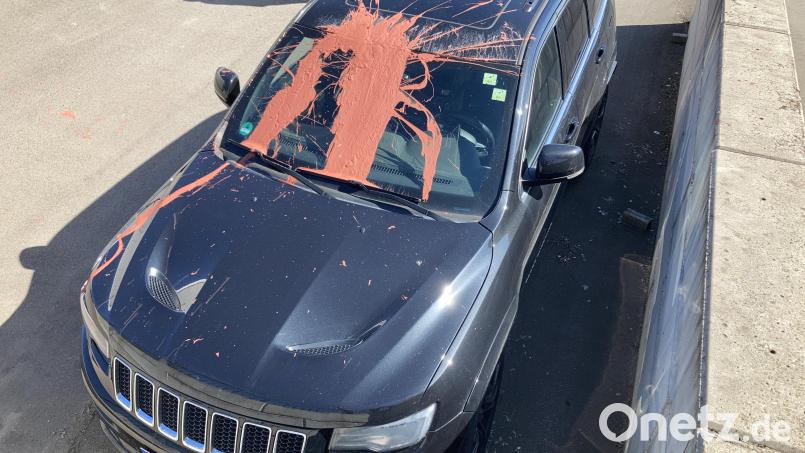Motorhaube, Scheibe und Dach eines Jeeps im Windischeschenbacher Industriegebiet sind mit roter Farbe besudelt. Bild: PI Neustadt/WN, Franz, PHK, exb