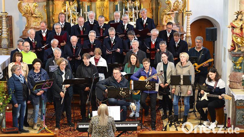 In der Ehenfelder Pfarrkirche muszierten der örtliche Männerchor und die Gruppe &quot;Grenzenlos&quot; aus Schwend gemeinsam. Bild: fdl