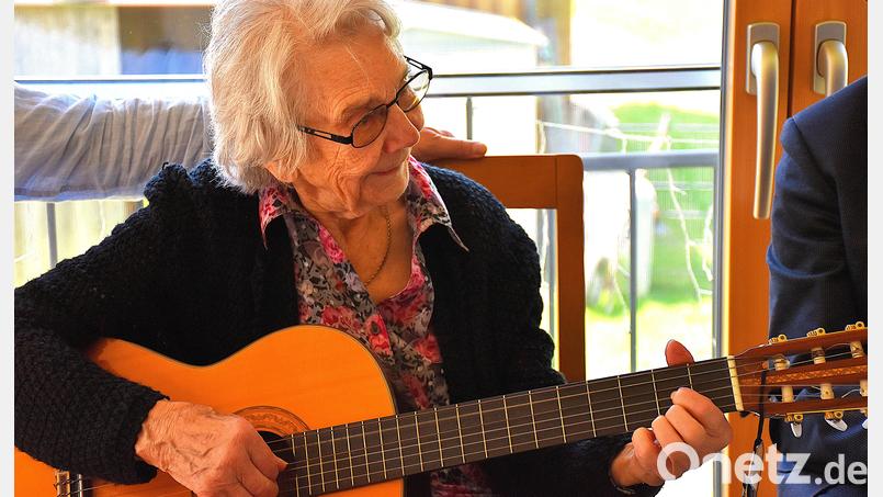 Erna Häring spielt im Alter von 101 Jahren noch Gitarre, jeden Dienstag sogar im Seniorenheim &quot;Haus Mühlbühl&quot; für die Heimbewohner. Bild: ubb
