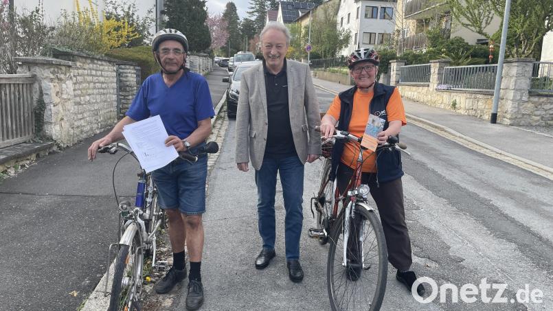Franz Gerl, 2. Vorsitzender des ADFC Amberg-Sulzbach und Initiator der Statistik, Gernot Schötz, 1. Vorsitzender der Verkehrswacht Amberg und Sigrid Spies, 1. Vorsitzende des ADFC Amberg Sulzbach (von links). Bild: Lukas Büchold