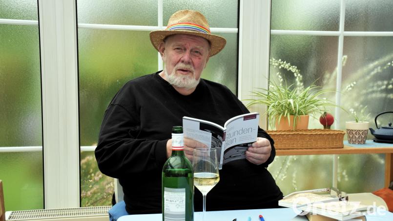 Im Mai 2024 stellte Hans Lauth sein fünftes Buch &quot;Laut(h) Stundenplan&quot; vor. Archivbild: ubb