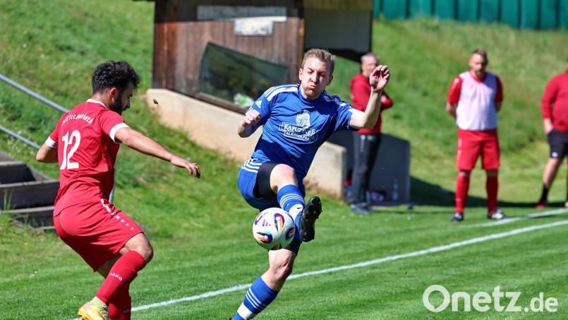 Hussam Barij (links) von der DJK Irchenrieth gegen Jonathan Bulenda vom TSV Eslarn. Durch den Auswärtssieg des TSV hat Eslarn den Klassenerhalt sicher. Bild: Dieter Jäschke