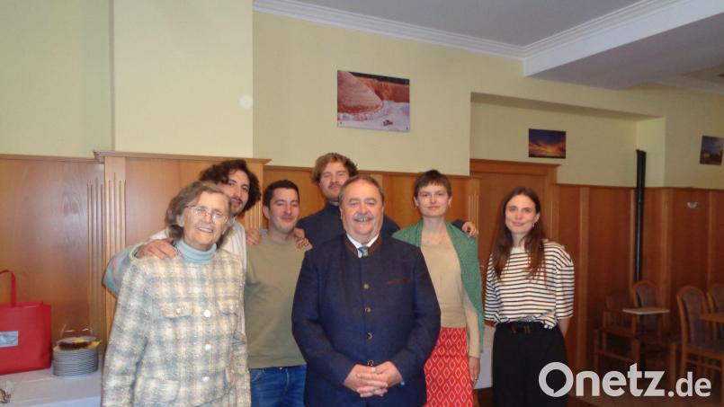 Die Jubilarin Anna Schumann (links) mit Bürgermeister Peter Dotzler (Mitte) und ihren Enkeln Sebastian, Martin, Joey, Cathy und Joeys Freundin Hanna (hinten von links) . Bild: dpe