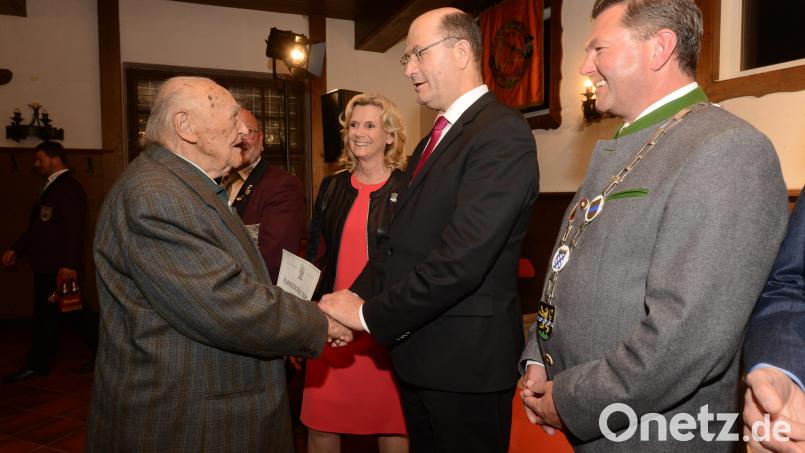 Ein einem herzlichen Händedruck dankt Bayerns Finanz- und Heimatminister Albert Füracker dem ältesten Mitglied des Männergesangvereins für seine Treue. Ludwig Gillitzer ist 97 Jahre alt und das letzte noch lebende Wiedergründungsmitglied nach dem Zweiten Weltkrieg. Bild: bey