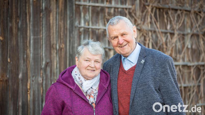 Josef und Betty Weidner dürfen beim historischen Erntedankzug in der Pferdekutsche mitfahren. Bild: Johann Walter/exb