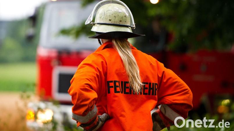 Mehr Frauen in der Feuerwehr. Aber wie? Symbolbild: Daniel Bockwoldt/dpa/Symbolbild