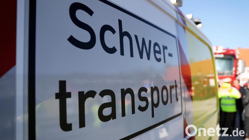 Ein Schwertransporter war in Rehau am Mittwoch schuld für eine dreistündige Straßensperrungen. Die Polizei hat zudem mehrere Verstöße feststellen können. Symbolbild: Daniel Karmann