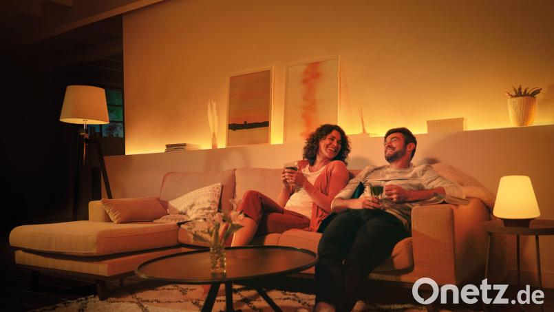 Kuschelig: Für eine gemütliche Atmosphäre im Wohnzimmer eignen sich mehrere Lichtquellen mit diffusem, weichem Licht Bild: licht.de/Signify/dpa