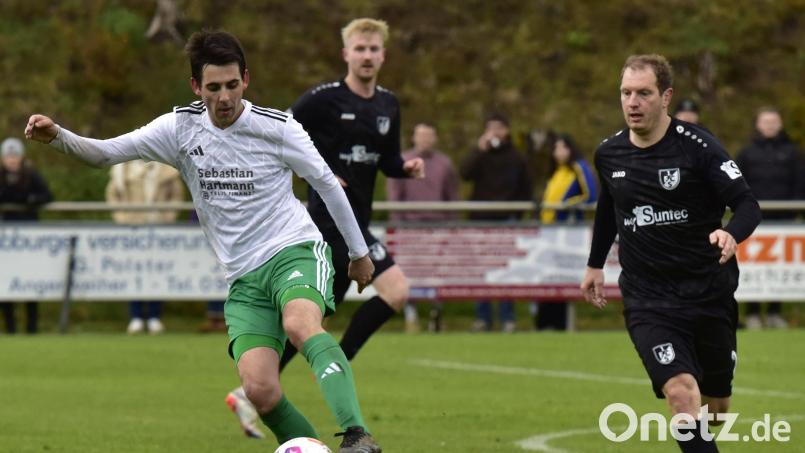 Andi Meyer (links) im Stullner Trikot. Bis Sommer trainiert er noch den TSV. Danach wechselt er zum TuS/WE Hirschau in den Landkreis Amberg-Sulzbach. Bild: mhs
