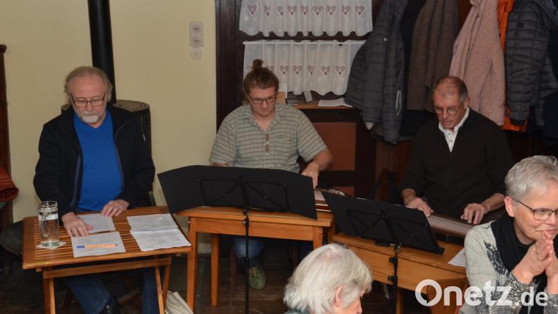 Bestens angenommen wurden „Zwoa Zithern und Gschichtn aus der Oberpfalz“ mit Albert Sommer, Daniel Riebl und Josef Forster in der Friedrichsburg, im Heimatmuseum und zuletzt beim „Krapfenbauer“. Bild: dob
