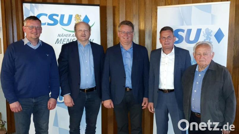 Adolf Hammer (Bildmitte) ist Bürgermeisterkandidat der Teunzer CSU. Das Bild (von links) zeigt ihn zusammen mit dem Ortsvorsitzenden des Ortsverbands Wildstein Adolf Zitzmann, Zweitem Bürgermeister Robert Hechtl, Erstem Bürgermeister Norbert Eckl und Altbürgermeister Josef Klier. Bild: Tobias Krafczyk/exb