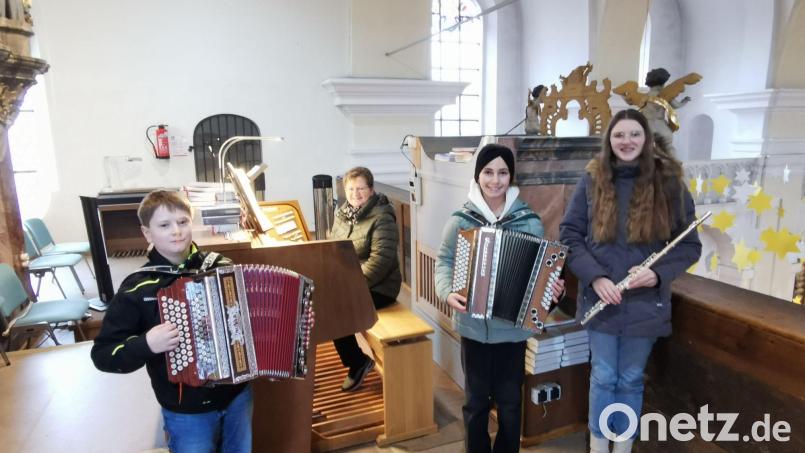 Die Eucharistiefeiern in der Advent- und Weihnachtszeit musikalisch umrahmten (von links) Josef Novak, Martina Brenner, Teresa Zinkl und Magdalena Eckert. Bild: gz