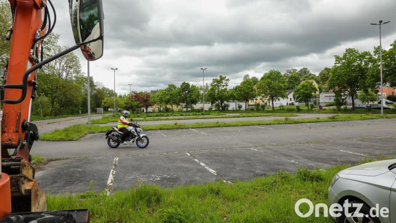Auf dem Hockermühlbadparkplatz wurden Bäume für eine Photovoltaikanlage gefällt. Das warf Fragen auf, die jetzt im Bauausschuss beantwortet wurden. Bild: Wolfgang Steinbacher