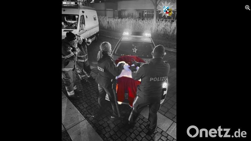 Zwei Polizisten &quot;verhaften&quot; den Weihnachtsmann. Dieses Bild hat die Polizei Mittelfranken auf Facebook gepostet und damit für gute Laune gesorgt. Screenshot: Polizei Mittelfranken/Facebook