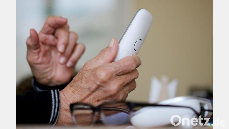 Ein 77-jähriger Wernberg-Köblitzer hat durch einen Telefonbetrüger einen mittleren fünfstelligen Geldbetrag verloren. Symbolbild: Roland Weihrauch/dpa