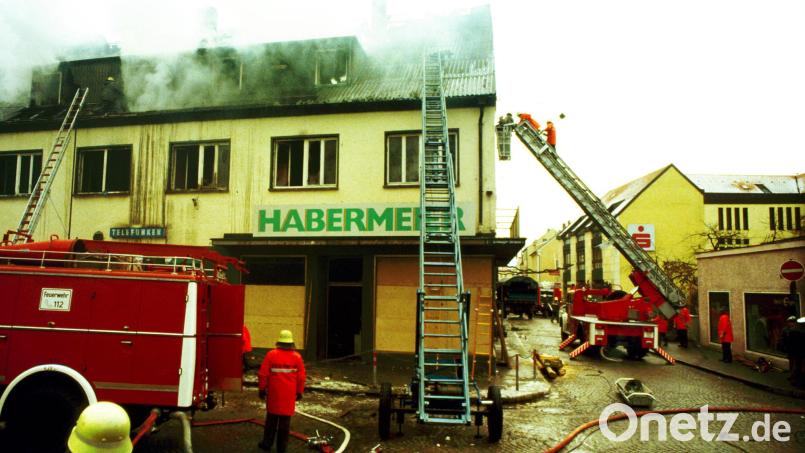 Löscharbeiten der Feuerwehr am 17. Dezember 1988 beim Habermeier-Haus in Schwandorf. Ein Neonazi verübte damals einen Brandanschlag und tötete vier Menschen. Archivbild: Gerhard Götz