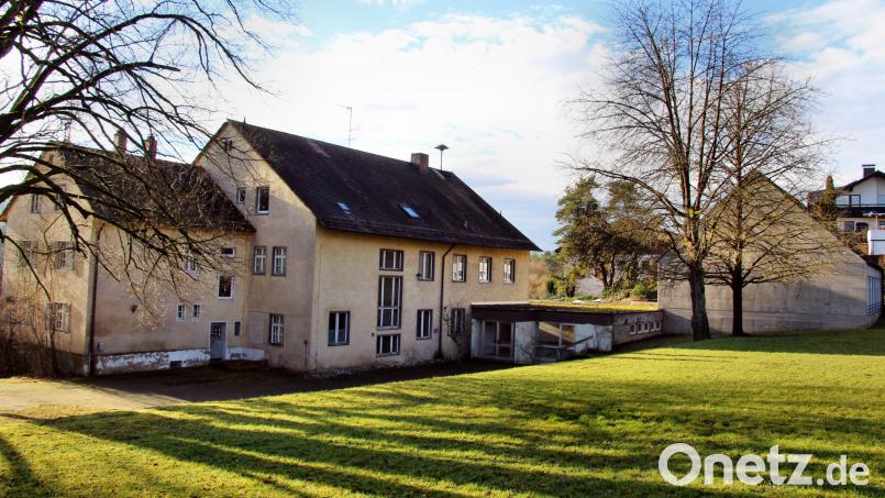 Während am Erhalt der Turnhalle (rechts im Bild) auch für Veranstaltungen festgehalten wird, gibt es über die Zukunft des Schulhauses in Etzelwang noch keine endgültige Entscheidung. Bild: ds