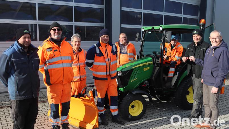 Thomas Prößl (Landtechnik Rester, von links), die Bauhofbeschäftigten Anton Graf, Christian Schneider, Jürgen Höfler, Anton Hottner, Andreas Fleischmann und Martin Rester begutachten zusammen mit Bürgermeister Erwin Geitner das neue Fahrzeug. Bild: mrr