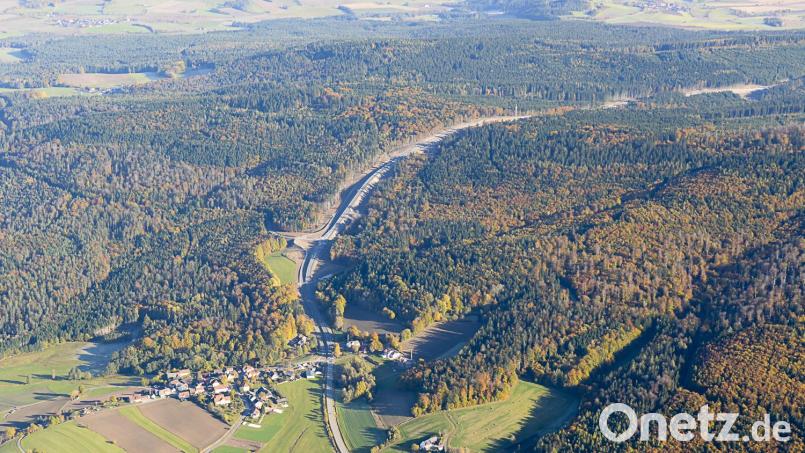 Der Naturpark Steinwald soll bis in den Hessenreuther Wald ausgedehnt werden. Das Archivbild zeigt den Hessenreuther Wald aus Südwestrichtung. Das Dorf unten links ist Hessenreuth. Bild: mür