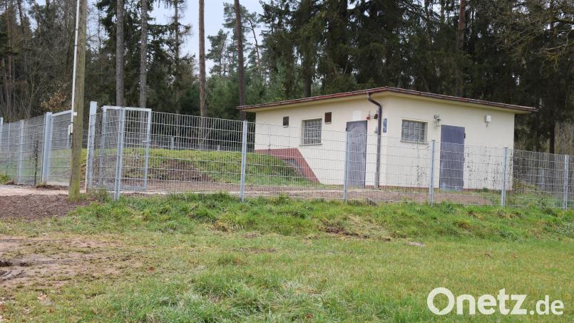 Der Hochbehälter Schmalhof erfüllt eine wichtige Funktion bei der Trinkwasserversorgung des ZV Neunaigen-Kemnath. Von hieraus verläuft die neue Wasserleitung über Oberndorf nach Maierhof. Bild: bnr