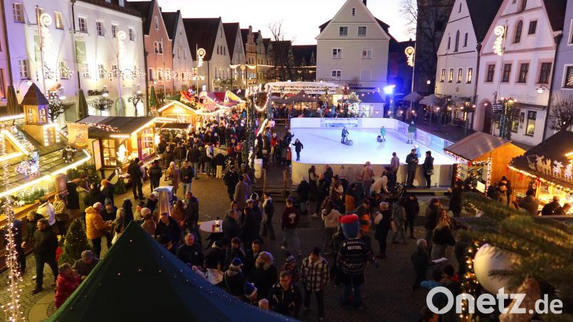 Die Eislauffläche sorgt nicht bei allen Besuchern des Weidener Christkindlmarktes für Begeisterung. Bild: Kunz