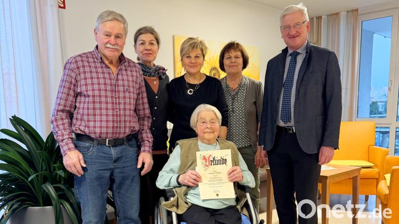 Hermine Schieder (vorne) freut sich über die Glückwünsche von Sohn Ludwig, den Töchtern Christl, Evi und Irmgard sowie Bürgermeister Johannes Reger (von links). Bild: Jochen Neumann/Stadt Erbendorf/exb