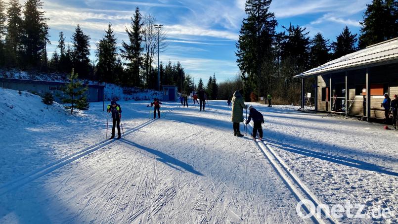 Seit Tagen ist auf der Silberhütte Langlaufen möglich. Zwischen den Feiertagen, wie hier am Freitagnachmittag, nutzten viele Wintersportler das Angebot. Bild: Michael Sperber/exb