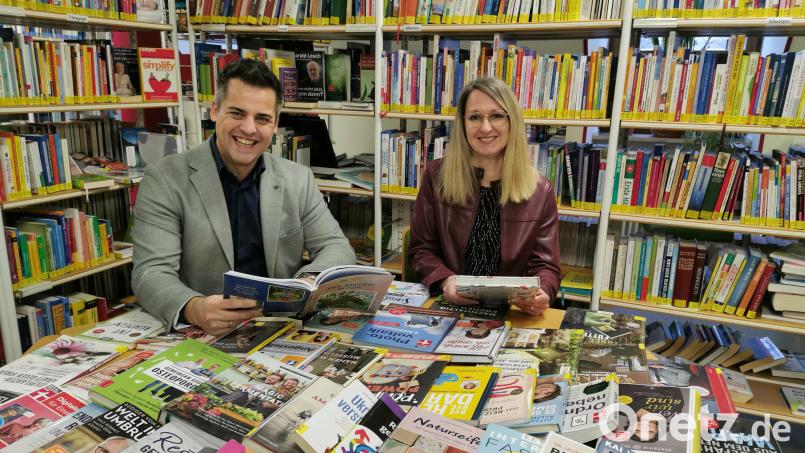 Bürgermeister Rudolf Teplitzky freut sich, dass die gelernte Buchhändlerin Heike Hagl die Leitung der Stadtbibliothek übernommen hat. Gute Laune machen auch die vielen neuen Sachbücher. Bild: Portner