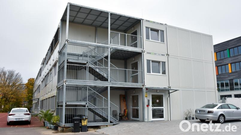 Die Containeranlage steht am Hartplatz neben der Walter-Höllerer-Realschule in Sulzbach-Rosenberg. In dem dreistöckigen Gebäude sind momentan rund 85 Personen auf 34 Zimmer aufgeteilt. Bild: Stephan Huber
