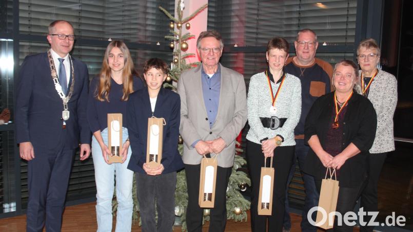 Erfolgreiche Sportler wurden in der Weihnachtssitzung des Kemnather Stadtrates von Bürgermeister Roman Schäffler (links) ausgezeichnet: Eva Merkl, Michael Hage, Hubert Schulze sowie das Bossel-Team des VSV Kemnath. An der Teilnahme verhindert war Fabian Plannerer. Bild: stg