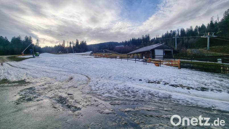 Auf der Nordpiste am Ochsenkopf gibt es noch Schnee, doch zum Skifahren reicht das momentan nicht. Bild: Wilhelm Zapf/exb