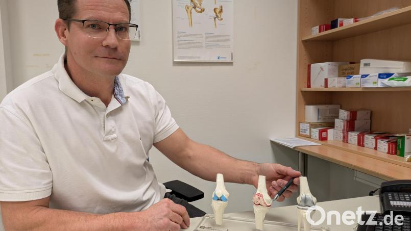 Tausende künstliche Knie- und Hüftgelenke implantiert hat in den vergangenen zehn Jahren Dr. Michael Kampe. Der gebürtige Weidener zeigt im Bild Modelle eines (von links) gesunden, eines geschädigten und eines künstlichen Gelenks. Bild: pz