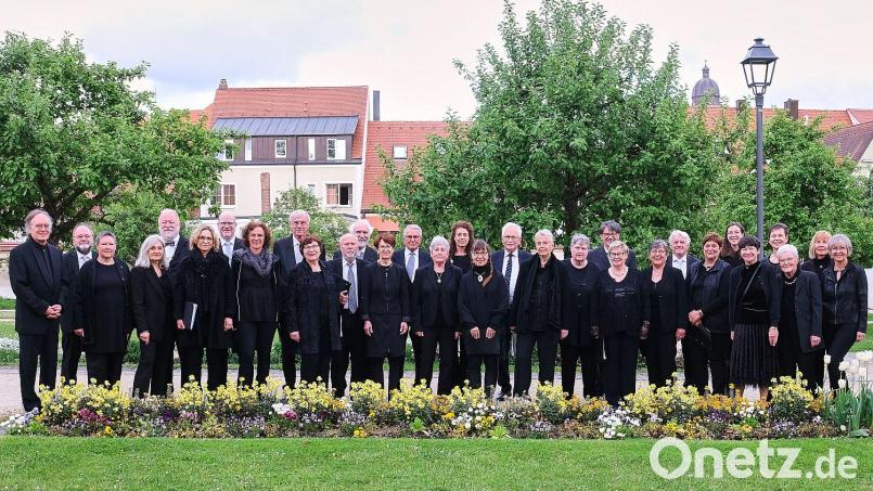 Die Amberger Chorgemeinschaft lädt ein zur &quot;Abendmusik in der Silvesternacht&quot; um 19 Uhr in der Erlöserkirche; ganz links: Chorleiter Dieter Müller. Archivbild: Peter Ringeisen