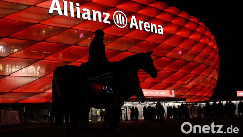 Die Allianz Arena in München erstrahlt vor dem Heimspiel des FC Bayern gegen RB Leipzig in Rot. Bild: Sven Hoppe/dpa