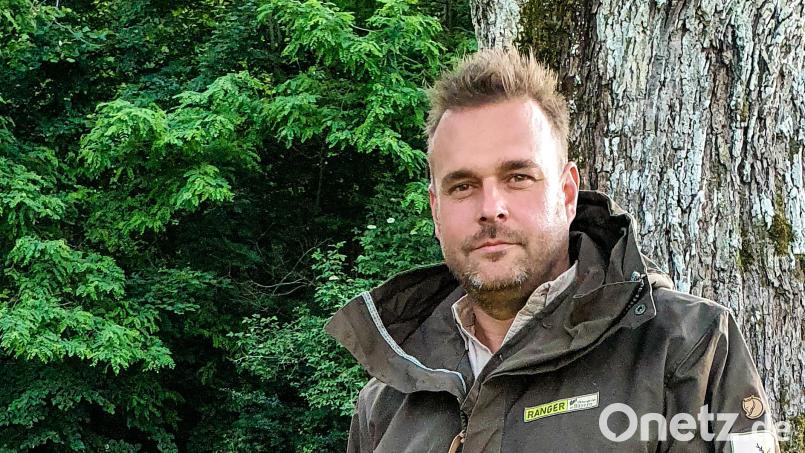 Christian Rudolf ist Ranger im Naturpark Hirschwald. Er gibt Tipps, wie sich Spaziergänger verhalten sollten, wenn sie sich im Wald verlaufen. Bild: Naturpark Hirschwald