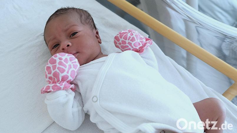 Einfach süß: Die kleine Ayana blickt vielleicht noch etwas skeptisch, aber neugierig in die neue Welt. Sie ist das letzte 2024 im Klinikum geborene Kind und darf sich damit Ambergs &quot;Silversterbaby&quot; nennen. Bild: Sandra Dietl/Klinikum St. Marien