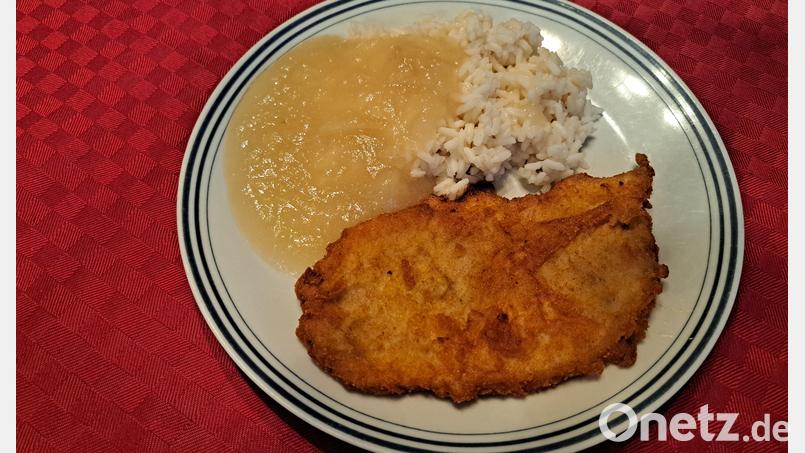 Schnitzel mit Reis und Apfelmus ist für viele eine sehr ungewöhnliche Kombination. Bild: Jasmin Bauer