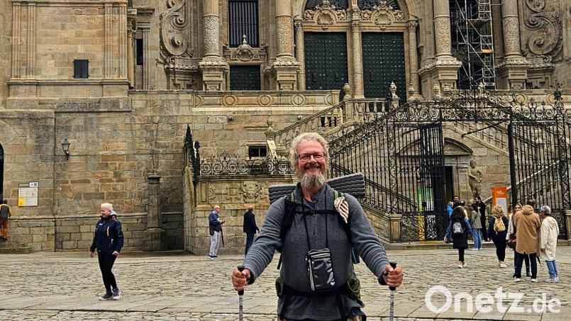 Geschafft! Achim Groth vor der Kathedrale in Santiago de Compostela. Bild: Groth