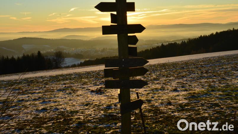 Welchen Weg geht das Jahr 2025 weltweit, in Deutschland und im Landkreis? Auch der Wegweiser am Unterfahrenberg bietet mehrere Möglichkeiten ... Bild: dob
