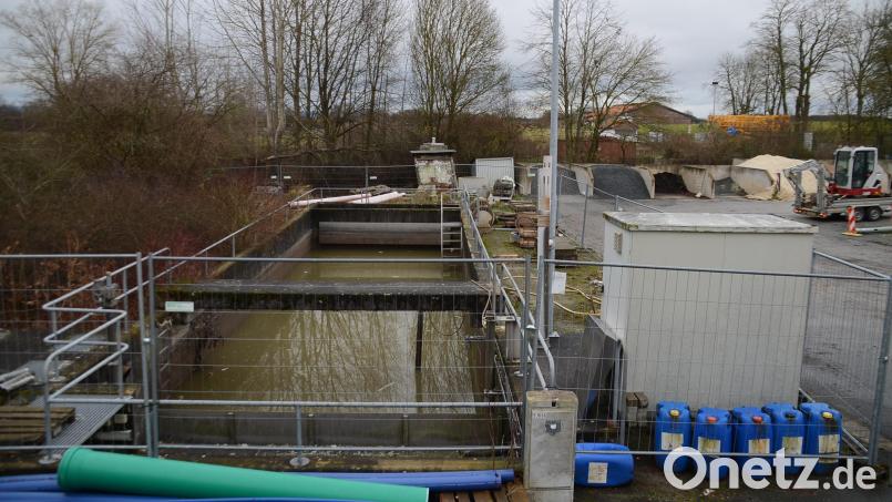 Im Anschluss am zu sanierenden Rückhaltebecken am Bauhof wird ein weiteres Pufferbecken gebaut. Bild: ak
