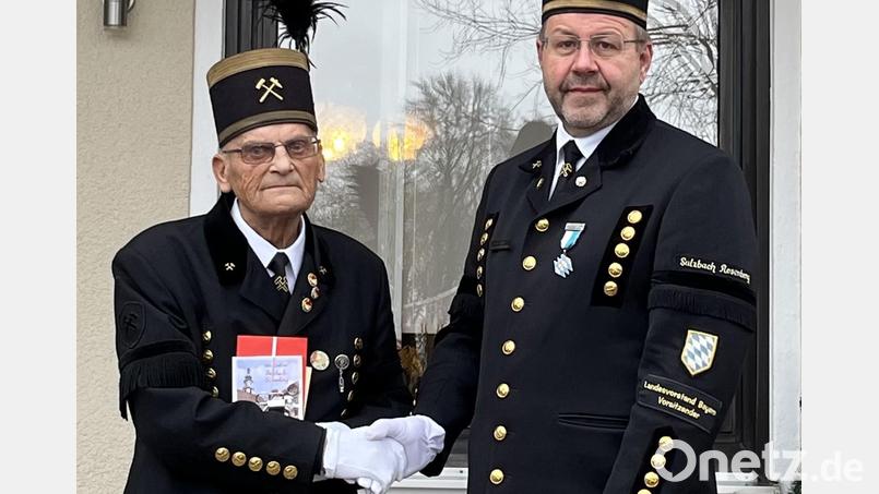 Ehrenmitglied Georg Schaller (links) erhielt von 1. Vorsitzendem Armin Kraus seine Ehrenurkunde. Bild: Tamara Kraus