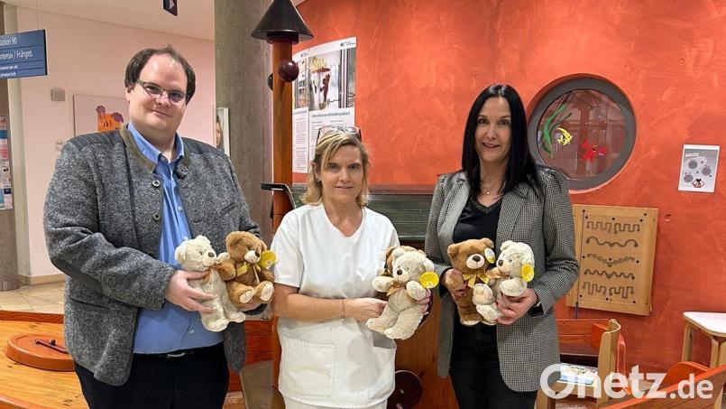 Stefan Brandmüller und Brigitte Fenzl übergaben Sissy Räth (Mitte) 70 Trösterbärchen für die Kinderklinik Weiden. Bild: Corinna Frischmann, Kliniken Nordoberpfalz