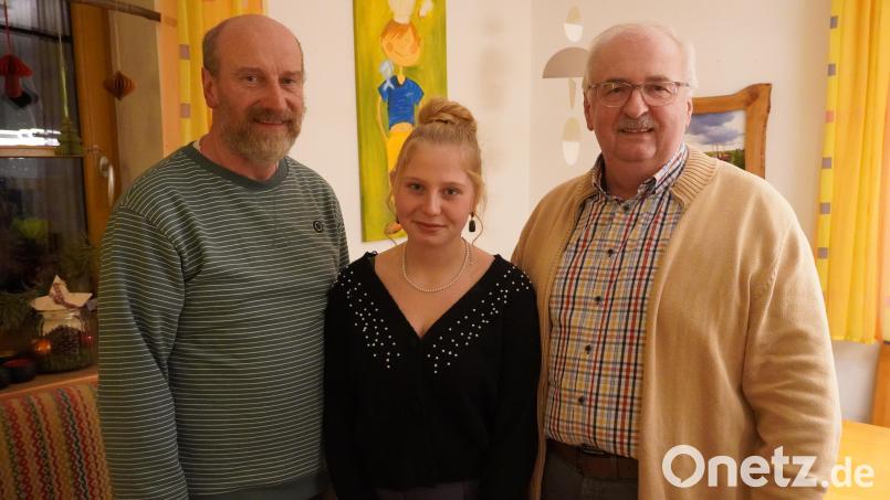 Als Nikolaus sammelte Johann Kellner (rechts) 2000 Euro. Er spendete sie an die Kinderkrebshilfe Oberpfalz Nord e.V. Bild: Renate Kellner