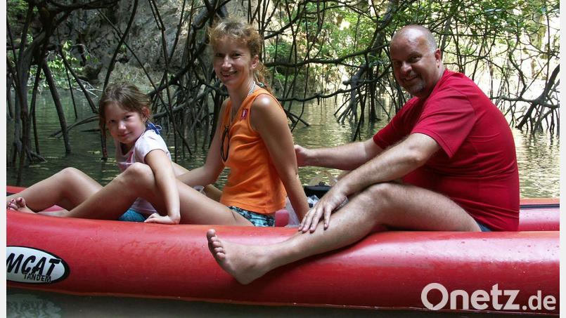Einer der letzten unbeschwerten Augenblicke vor der Jahrhundertkatastrophe: Susanne Weber (damals Rappl) im Boot mit Tochter Sabine und Partner Klaus auf dem Weg zu einer Höhle in Thailand, die wenig später überflutet ist. Bild: Weber/exb